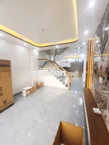Nhà 3 tầng xây mới oto đỗ cửa ngày đêm