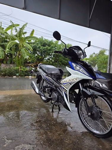 Bán Xe máy số SYM Galaxy màu đen trắng xanh, mới đi 4957 km. 