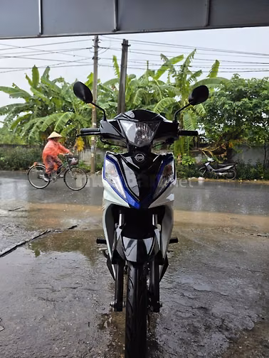 Bán Xe máy số SYM Galaxy màu đen trắng xanh, mới đi 4957 km. 