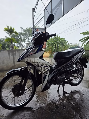 Bán Xe máy số SYM Galaxy màu đen trắng xanh, mới đi 4957 km. 