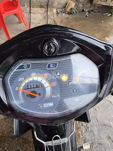 Bán Xe máy số SYM Galaxy màu đen trắng xanh, mới đi 4957 km. 