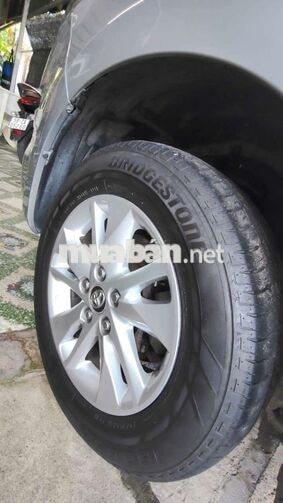 Toyota Innova 7 chỗ Số sàn Bạc