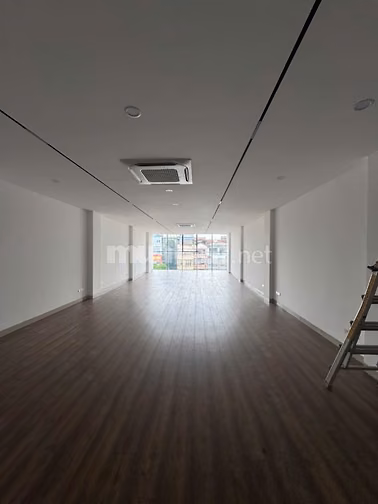 Cho thuê văn phòng tầng 5, Diện tích 135m2 mặt tiền 6m2, tại 75 Xã Đàn
