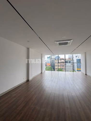Cho thuê văn phòng tầng 5, Diện tích 135m2 mặt tiền 6m2, tại 75 Xã Đàn