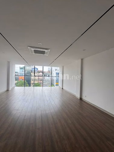 Cho thuê văn phòng tầng 5, Diện tích 135m2 mặt tiền 6m2, tại 75 Xã Đàn
