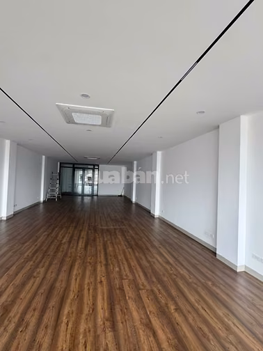 Cho thuê văn phòng tầng 5, Diện tích 135m2 mặt tiền 6m2, tại 75 Xã Đàn