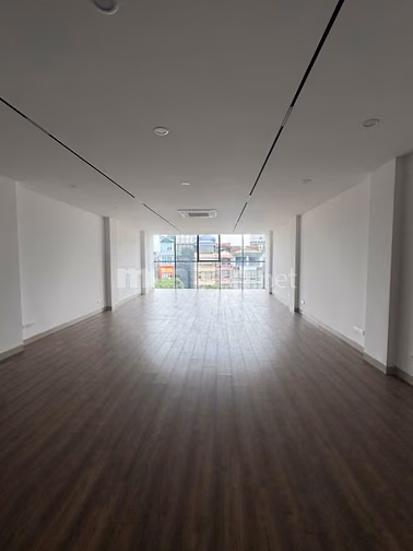 Cho thuê văn phòng tầng 5, Diện tích 135m2 mặt tiền 6m2, tại 75 Xã Đàn