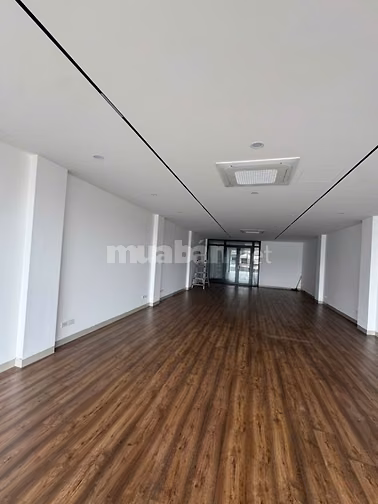 Cho thuê văn phòng tầng 5, Diện tích 135m2 mặt tiền 6m2, tại 75 Xã Đàn
