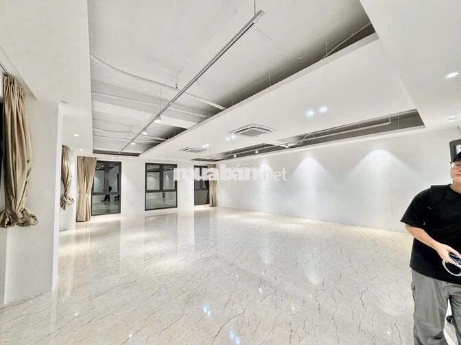 Cho thuê văn phòng Lê Văn Lương 115m2 14tr full kính mặt tiền rộng