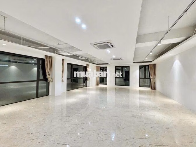 Cho thuê văn phòng Lê Văn Lương 115m2 14tr full kính mặt tiền rộng