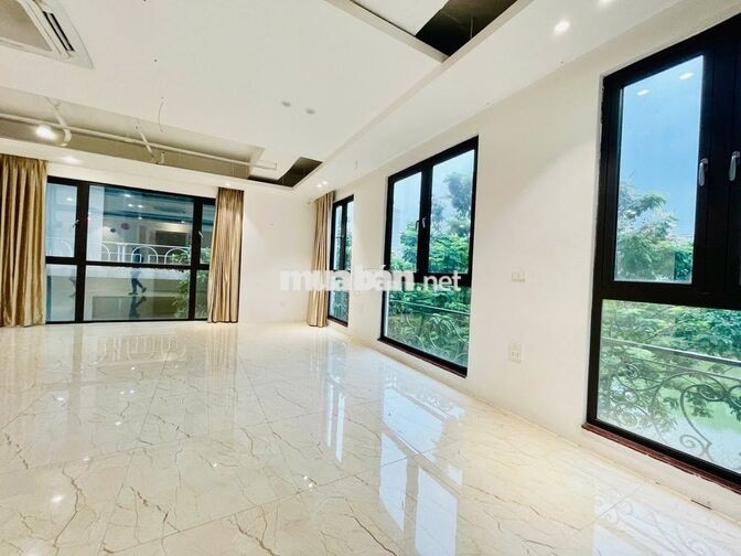 Cho thuê văn phòng Lê Văn Lương 115m2 14tr full kính mặt tiền rộng