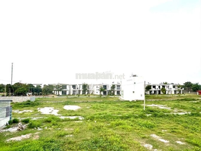 Cho thuê nhà gần biển, núi. Nhà mới xây, không khí trong lành, mát mẻ.