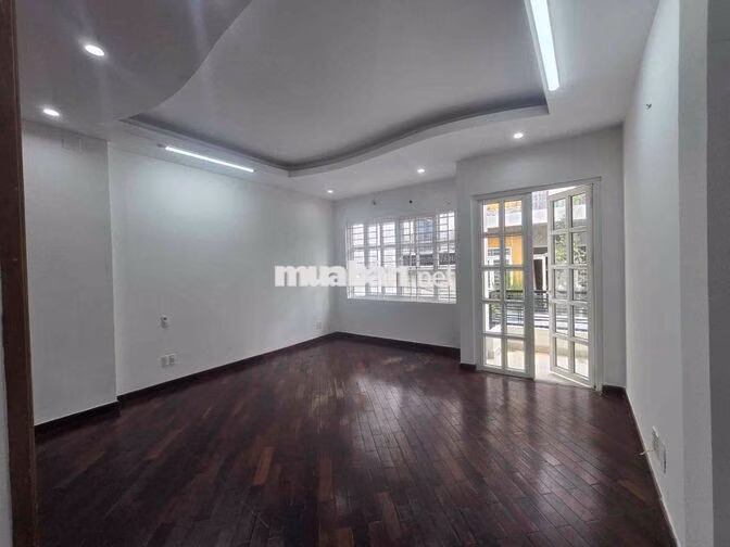 cần Diện tích rộng để mở văn phòng xem căn này