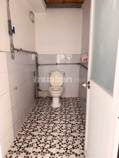 Cho thuê căn hộ lầu 2, 372/2B đường Cách Mạng Tháng 8, Quận 3, 100m2
