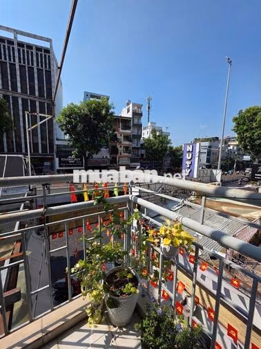 STUDIO BAN CÔNG ĐƯỜNG 3/2 5 PHÚT RA ĐẾN VẠN HẠNH MALL TẦNG 2 SIÊU RỘNG