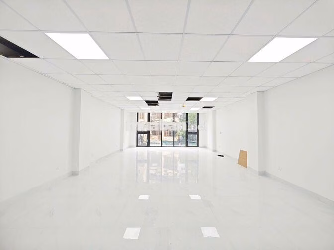 Cho thuê văn phòng Khuất Duy Tiến 110m2 15tr full kính mặt tiền rộng 
