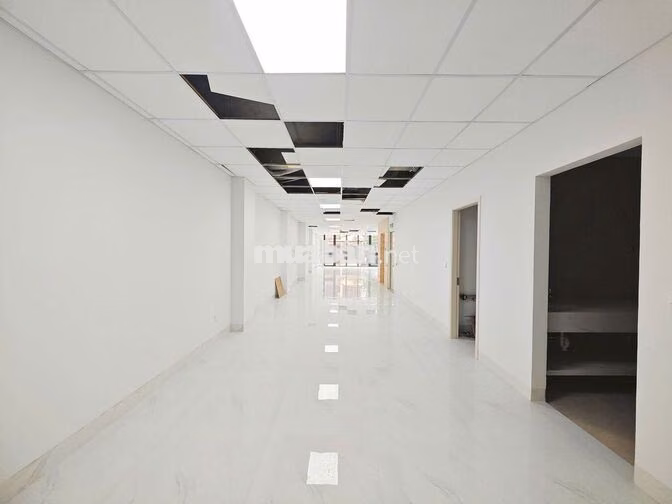 Cho thuê văn phòng Khuất Duy Tiến 110m2 15tr full kính mặt tiền rộng 