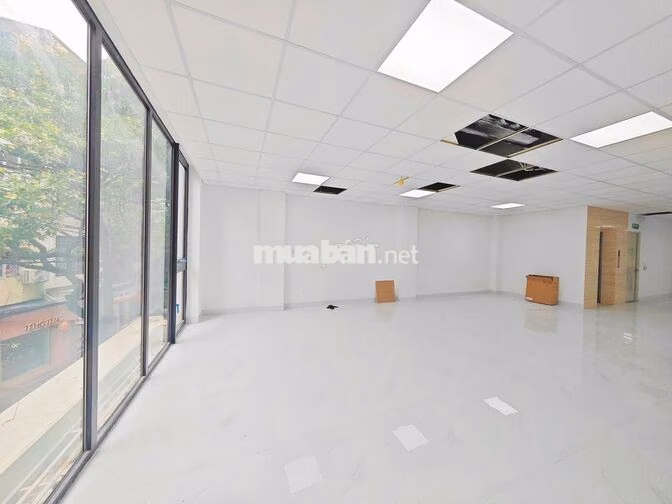 Cho thuê văn phòng Khuất Duy Tiến 110m2 15tr full kính mặt tiền rộng 