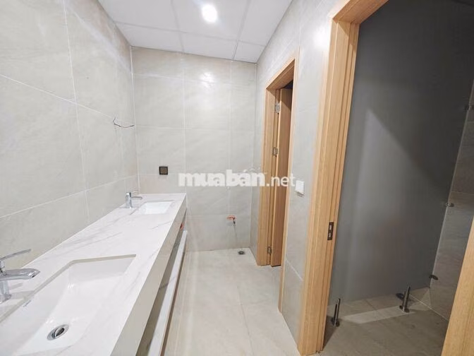 Cho thuê văn phòng Khuất Duy Tiến 110m2 15tr full kính mặt tiền rộng 