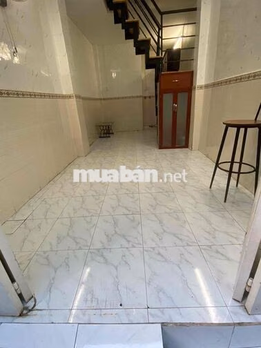 Cần bán gấp nhà đẹp, giá rẻ. Nhà sát gần đường lớn.