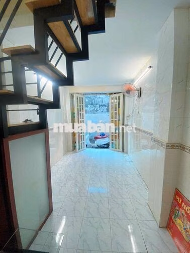 Cần bán gấp nhà đẹp, giá rẻ. Nhà sát gần đường lớn.