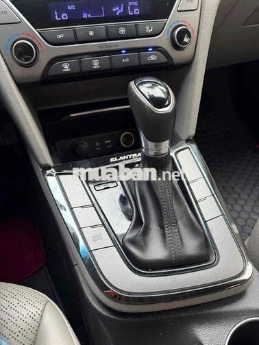 Hyundai Elantra 2018 Trắng Tự động