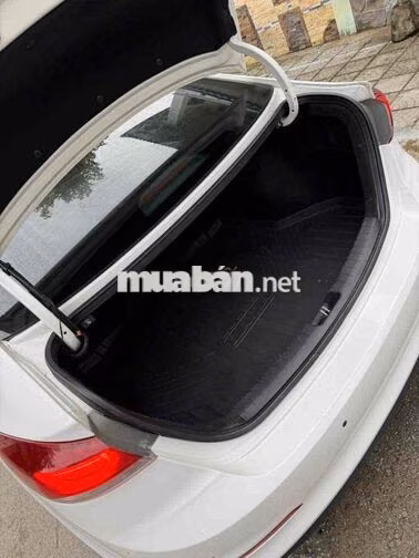 Hyundai Elantra 2018 Trắng Tự động