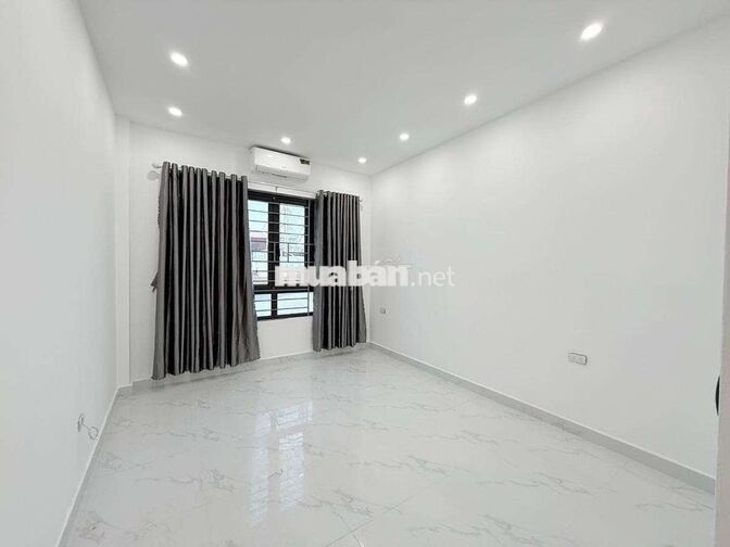 TT Cầu Giấy hơn 9 tỷ - 6 tầng thang máy xây mới - lô góc 3 thoáng, nét