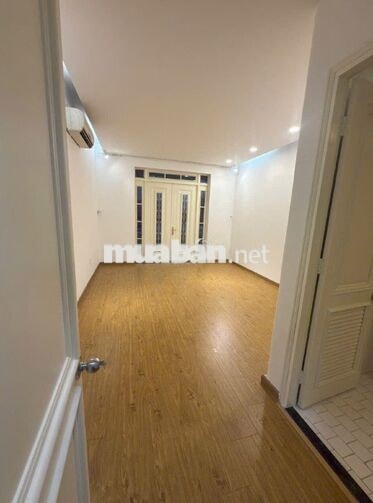 Nguyên căn mở spa 21 Trần Nhật Duật Q1. Dt: 4x20m, Kc: trệt 3 lầu 