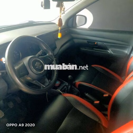 Suzuki Ertiga 7 chỗ Xăng Đen
