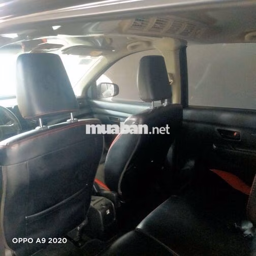 Suzuki Ertiga 7 chỗ Xăng Đen