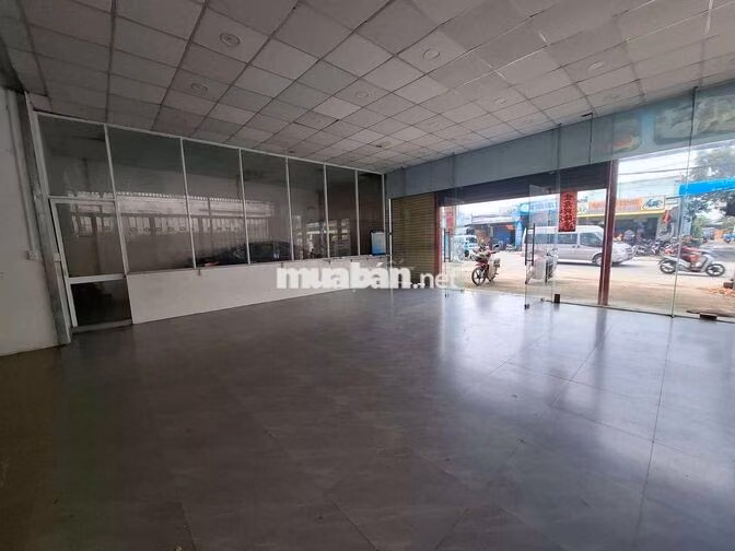 nhà mặt tiền căn góc 2 mặt tiền 11 x 28 cấp 4 trống suốt