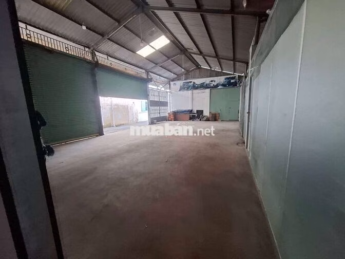 nhà mặt tiền căn góc 2 mặt tiền 11 x 28 cấp 4 trống suốt