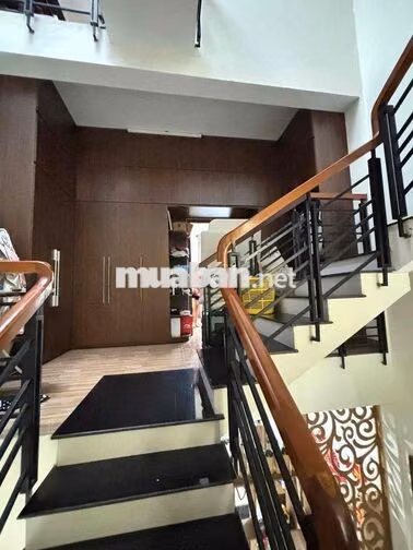 Cho thuê nhà 3 tầng Mặt Tiền 5m5 sát KHÚC_HẠO ( đối diện công viên) Di