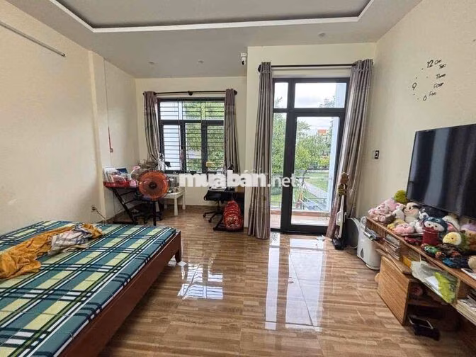 Cho thuê nhà 3 tầng Mặt Tiền 5m5 sát KHÚC_HẠO ( đối diện công viên) Di