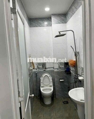 NHÀ TX13 ( SẴN NỘI THẤT ) TRỆT 2 LẦU 2PN 2WC. PHÒNG THỜ, SÂN THƯỢNG
