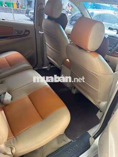 Toyota Innova Xe gia đình màu Nâu, Kem