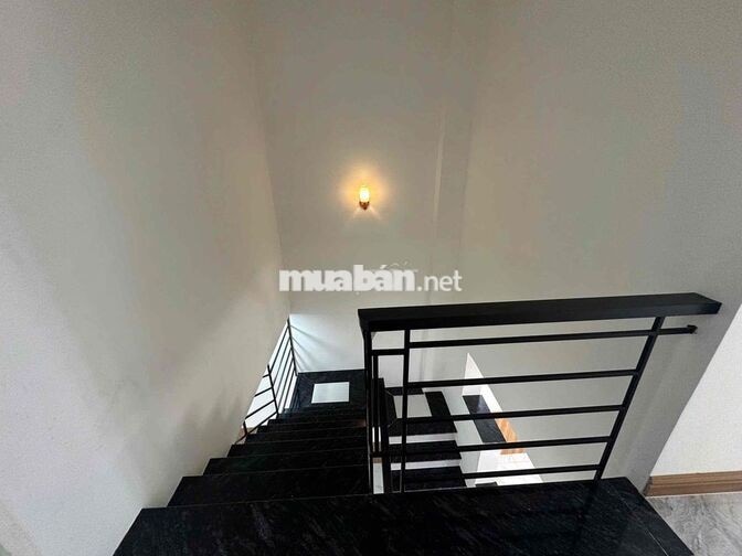 NHÀ NGAY CHÂN CẦU VƯỢT NGÃ 4 GA 2PN GIÁ 8 TRIỆU