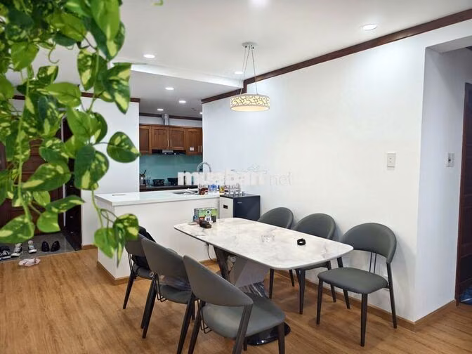 Bán căn hộ HAGL - 2PN - tầng trung - view hồ - giá tốt