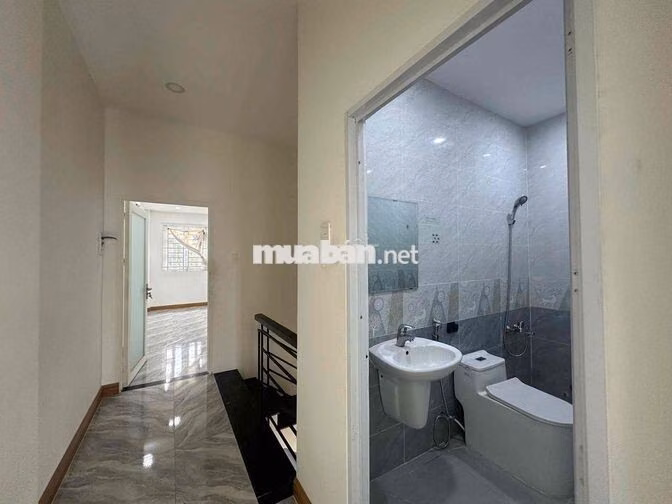 NHÀ NGAY CHÂN CẦU VƯỢT NGÃ 4 GA 2PN GIÁ 8 TRIỆU