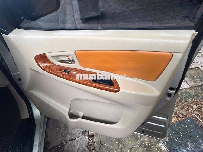 Toyota Innova Xe gia đình màu Nâu, Kem