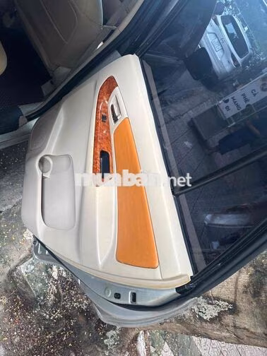 Toyota Innova Xe gia đình màu Nâu, Kem