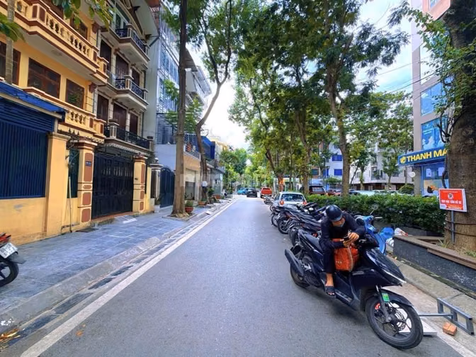 Cần bán hạ chào 9 tỷ tại KĐTM Định Công, lô góc 90m2, thang máy.