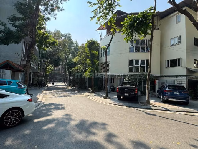 Cần bán hạ chào 9 tỷ tại KĐTM Định Công, lô góc 90m2, thang máy.