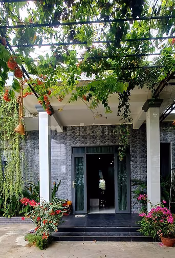 Căn nhà toạ lạc tại xã mỹ yên .không gian yên tỉnh thoáng mát .ao sen 