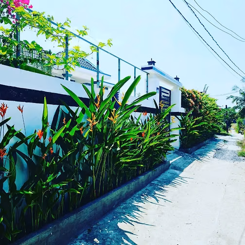 Căn nhà toạ lạc tại xã mỹ yên .không gian yên tỉnh thoáng mát .ao sen 