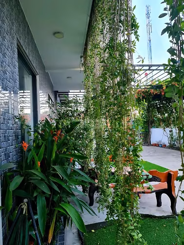 Căn nhà toạ lạc tại xã mỹ yên .không gian yên tỉnh thoáng mát .ao sen 