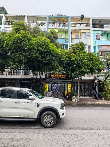 Mặt tiền đường 23 KDC Bình Phú 4.5x20 1 trệt 4 lầu
