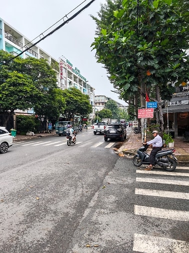 Mặt tiền đường 23 KDC Bình Phú 4.5x20 1 trệt 4 lầu
