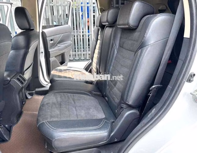 Mitsubishi Outlander CVT 2023 Trắng 7 chỗ